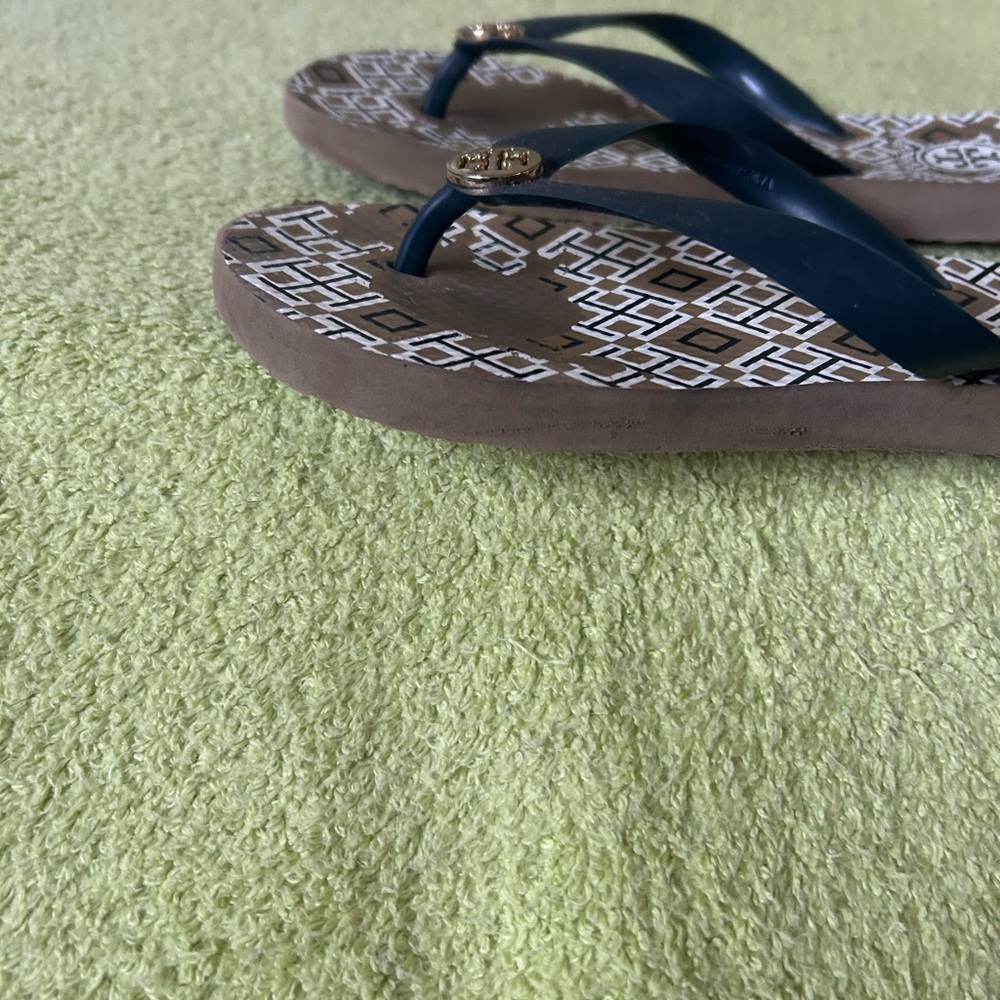 Tory Burch Geometric Print Flip Flops With  navy Blue  Straps. - Picture 7 of 9